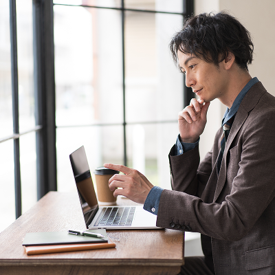 PCを眺めながら納得する男性