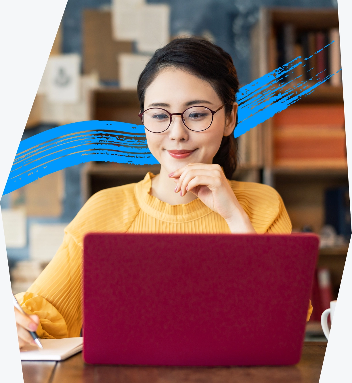 pcを眺める女性