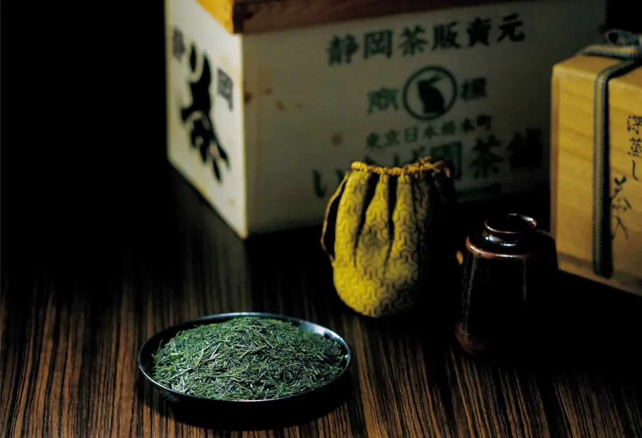 老舗茶舗「いなば園」の高級茶葉と茶筒、木箱の画像。EC向け新商品開発の事例として紹介。