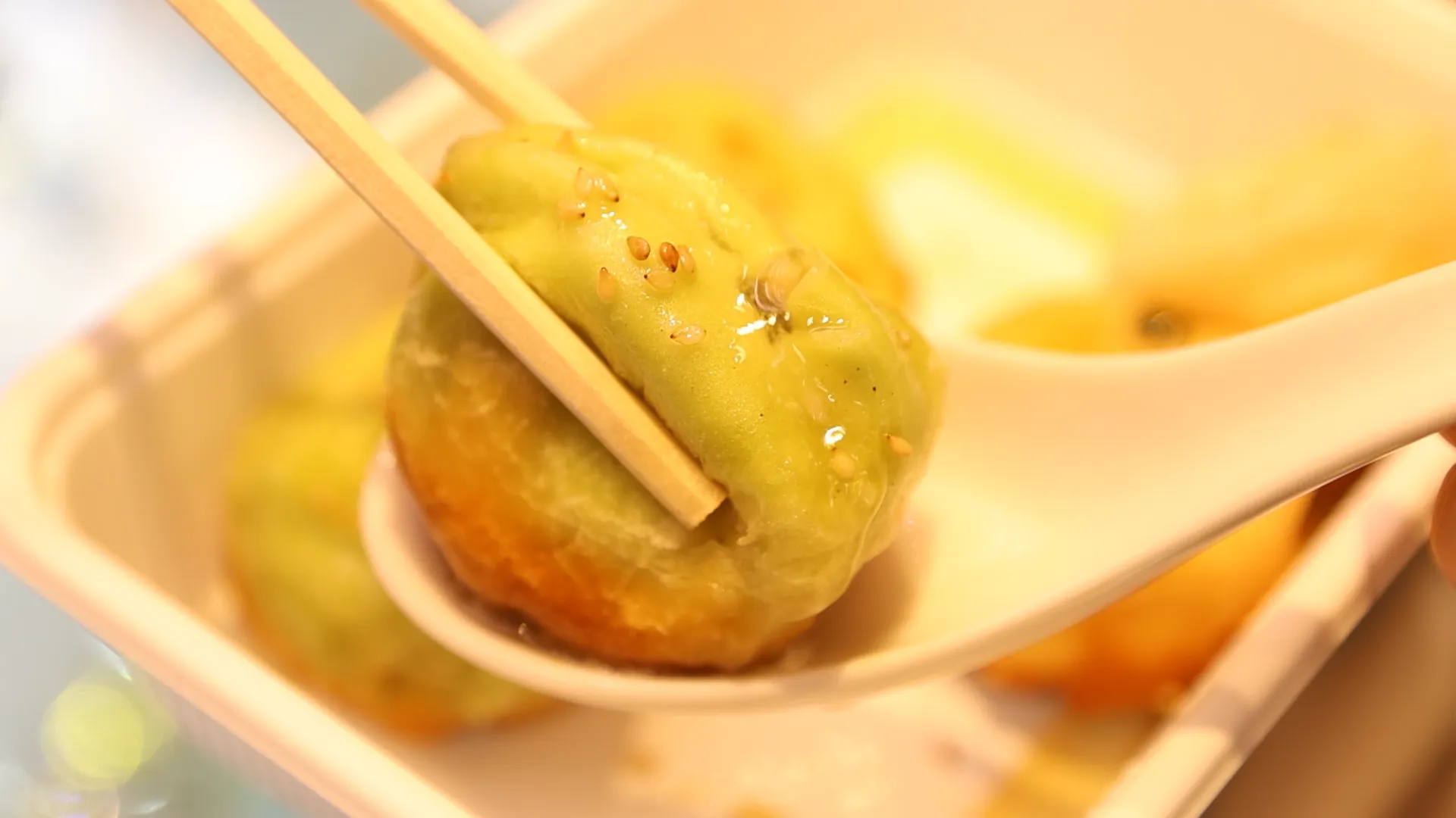 横浜中華街「王府井」の小籠包を箸で持ち上げるシズル感のある画像。レビュー改善の事例。