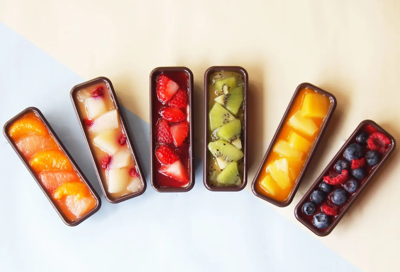 人気スイーツ店「わらいみらい」の色鮮やかなフルーツバー。売上アップの事例。